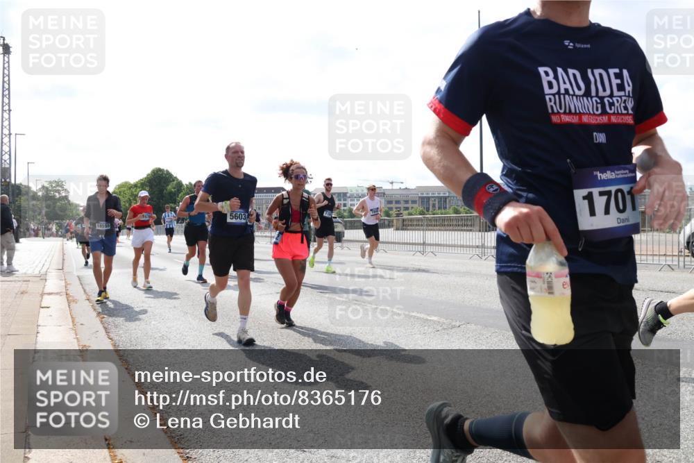 29.06.2025 - hella hamburg halbmarathon Lena Gebhardt http://msf.ph/oto/8365176 29.06.2025 10:01:50 Lombardsbrücke 18555, 670, 5603, 1701, 1184, 1329, 1364, 1453, 1464, 1653, 1722, 1724, 1729, 1881, 1940, 2167, 2591, 2806, 2957, 3039, 3199, 3425, 3663, 4286, 4322, 4328, 4649, 4663, 5547, 5570, 5602, 5603, 5675, 5742, 6087, 6166, 6281, 6302, 6327, 6438, 6595, 6921, 7189, 7223, 7243, 7287, 8030, 8191, 8392, 8578, 8691, 8822, 8926, 9230, 9741, 9928, 10177, 10281, 10301, 10882, 10915, 11043, 14471, 14660, 14677, 16420 meine-sportfotos.de