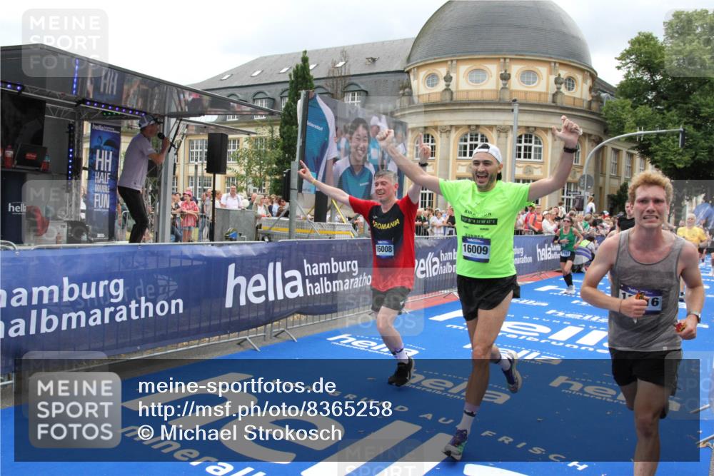 29.06.2025 - hella hamburg halbmarathon Michael Strokosch http://msf.ph/oto/8365258 29.06.2025 10:56:55 Ziel 1955, 2282, 2378, 2741, 2759, 3836, 5418, 6835, 7716, 13816, 15097, 16008, 16009, 16620, 16679, 17133 meine-sportfotos.de