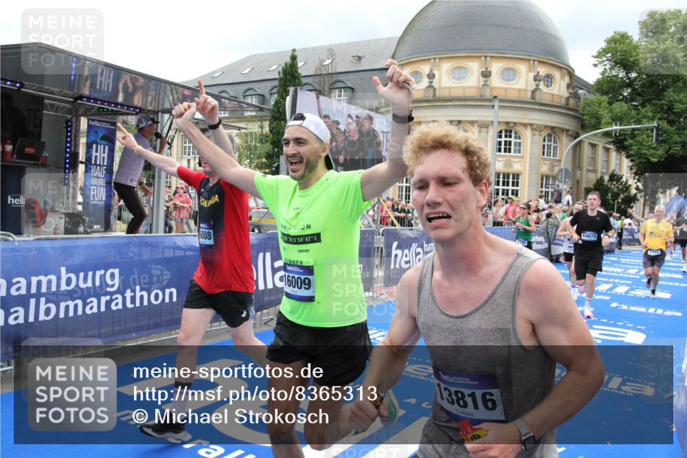 29.06.2025 - hella hamburg halbmarathon Michael Strokosch http://msf.ph/oto/8365313 29.06.2025 10:56:56 Ziel 1955, 2282, 2378, 2741, 2759, 5418, 6835, 7716, 11043, 13816, 15097, 16008, 16009, 16620, 16679 meine-sportfotos.de
