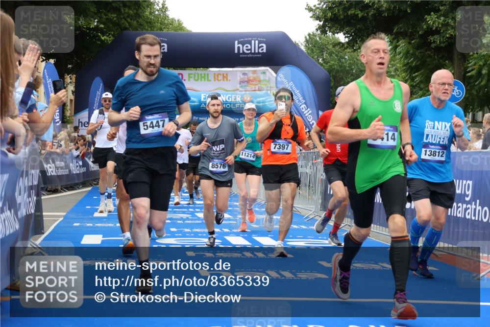 29.06.2025 - hella hamburg halbmarathon Strokosch-Dieckow http://msf.ph/oto/8365339 29.06.2025 10:50:32 Ziel 1399, 1750, 3414, 4127, 4346, 5447, 6282, 6662, 7397, 7583, 7786, 8153, 8576, 9057, 11214, 11455, 12624, 13808, 13812, 13875, 14626, 15519, 15803, 16291, 16806, 17179, 17247, 17319, 18006, 18394, 18413 meine-sportfotos.de