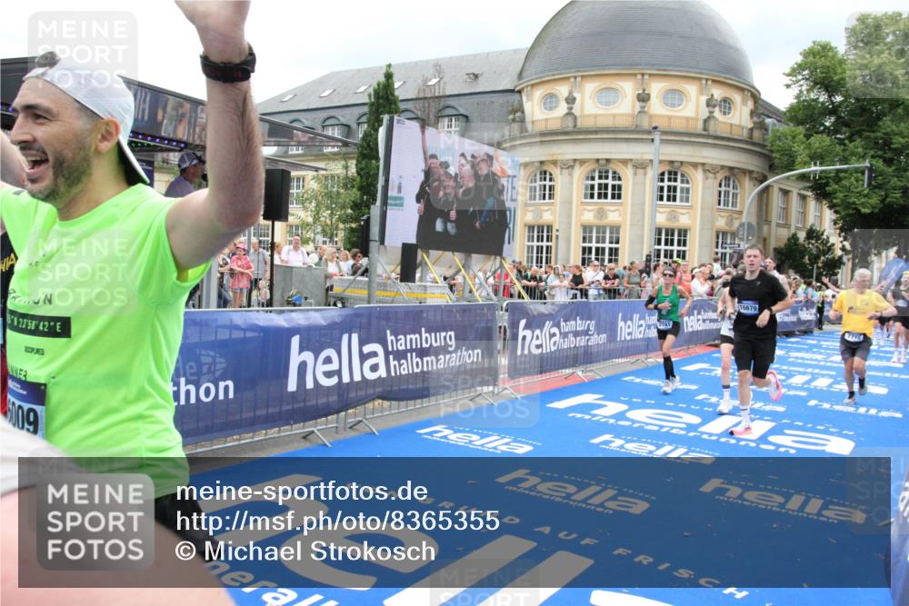 29.06.2025 - hella hamburg halbmarathon Michael Strokosch http://msf.ph/oto/8365355 29.06.2025 10:56:56 Ziel 1955, 2282, 2378, 2741, 2759, 5418, 6835, 7716, 11043, 13816, 15097, 16008, 16009, 16620, 16679 meine-sportfotos.de