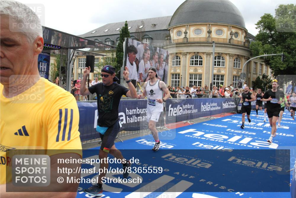 29.06.2025 - hella hamburg halbmarathon Michael Strokosch http://msf.ph/oto/8365559 29.06.2025 10:56:59 Ziel 1955, 2282, 2741, 2759, 5033, 5418, 6835, 7716, 8669, 11043, 11212, 11638, 14678, 15097, 16470, 16620, 16679 meine-sportfotos.de