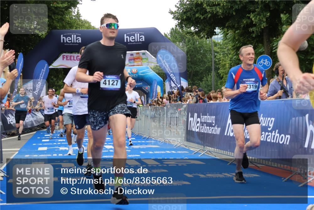 29.06.2025 - hella hamburg halbmarathon Strokosch-Dieckow http://msf.ph/oto/8365663 29.06.2025 10:50:28 Ziel 1750, 3414, 4127, 4247, 5447, 6282, 6795, 7397, 8153, 8576, 8899, 11214, 11455, 12035, 12624, 13812, 14626, 15803, 16806, 17179, 17247, 17319, 18006, 18394 meine-sportfotos.de