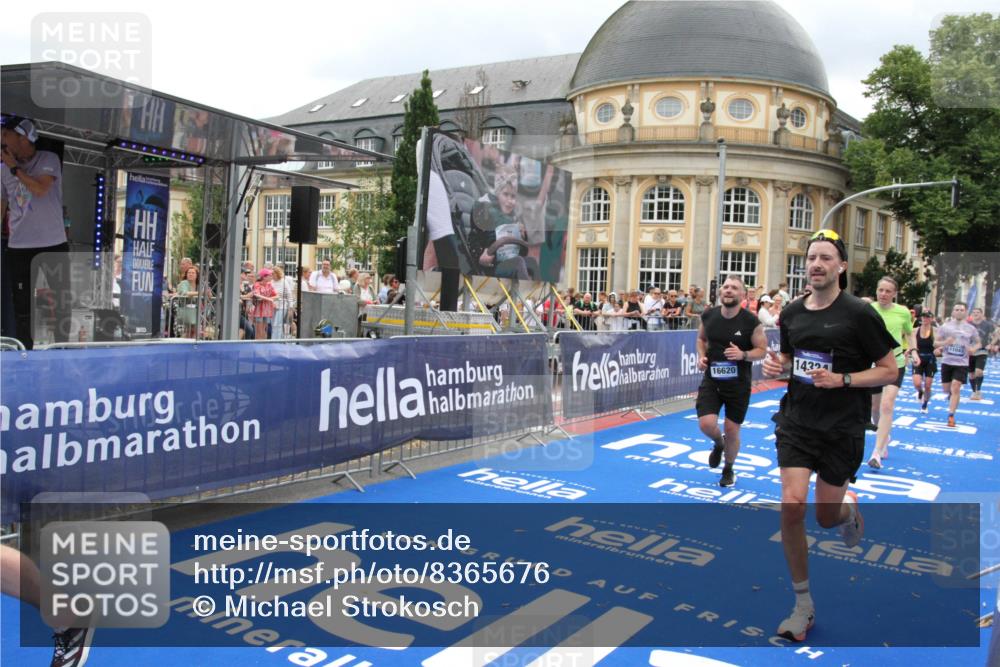 29.06.2025 - hella hamburg halbmarathon Michael Strokosch http://msf.ph/oto/8365676 29.06.2025 10:57:00 Ziel 1955, 2282, 2741, 2759, 4299, 5033, 5418, 6835, 7716, 8669, 11043, 11212, 11638, 14678, 15097, 16470, 16620, 19091 meine-sportfotos.de