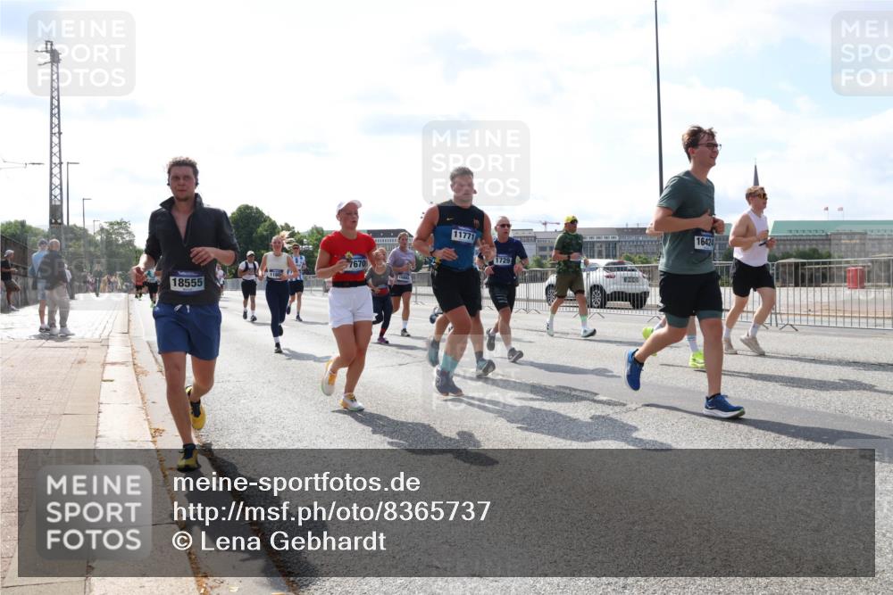 29.06.2025 - hella hamburg halbmarathon Lena Gebhardt http://msf.ph/oto/8365737 29.06.2025 10:01:52 Lombardsbrücke 18555, 7670, 11771, 1729, 16424, 1184, 1329, 1364, 1453, 1464, 1653, 1722, 1724, 1729, 1881, 1940, 2167, 2591, 2806, 2957, 3039, 3169, 3199, 3425, 3663, 4286, 4322, 4328, 4663, 5547, 5570, 5602, 5603, 5675, 5742, 6087, 6166, 6281, 6302, 6327, 6438, 6595, 6921, 7031, 7189, 7223, 7243, 7287, 8030, 8191, 8392, 8578, 8691, 8822, 8926, 9230, 9741, 9928, 10177, 10281, 10301, 10882, 10915, 11043, 12315, 12316, 14471, 14660, 14677, 16420 meine-sportfotos.de