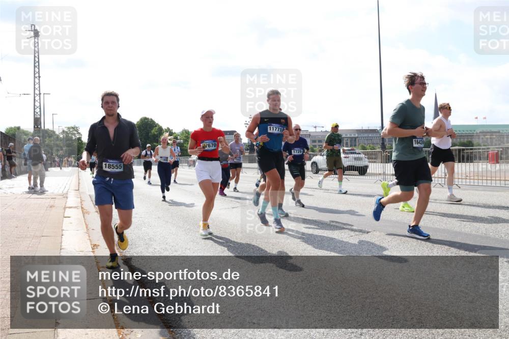 29.06.2025 - hella hamburg halbmarathon Lena Gebhardt http://msf.ph/oto/8365841 29.06.2025 10:01:52 Lombardsbrücke 18555, 670, 11771, 1729, 16424, 1184, 1329, 1364, 1453, 1464, 1653, 1722, 1724, 1729, 1881, 1940, 2167, 2591, 2806, 2957, 3039, 3169, 3199, 3425, 3663, 4286, 4322, 4328, 4663, 5547, 5570, 5602, 5603, 5675, 5742, 6087, 6166, 6281, 6302, 6327, 6438, 6595, 6921, 7031, 7189, 7223, 7243, 7287, 8030, 8191, 8392, 8578, 8691, 8822, 8926, 9230, 9741, 9928, 10177, 10281, 10301, 10882, 10915, 11043, 12315, 12316, 14471, 14660, 14677, 16420 meine-sportfotos.de