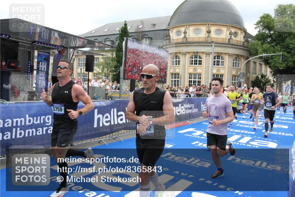 29.06.2025 - hella hamburg halbmarathon Michael Strokosch http://msf.ph/oto/8365843 29.06.2025 10:57:02 Ziel 1485, 2282, 2759, 4299, 5033, 8669, 11043, 11143, 11212, 11638, 14678, 15097, 16470, 16620, 18719, 19091 meine-sportfotos.de