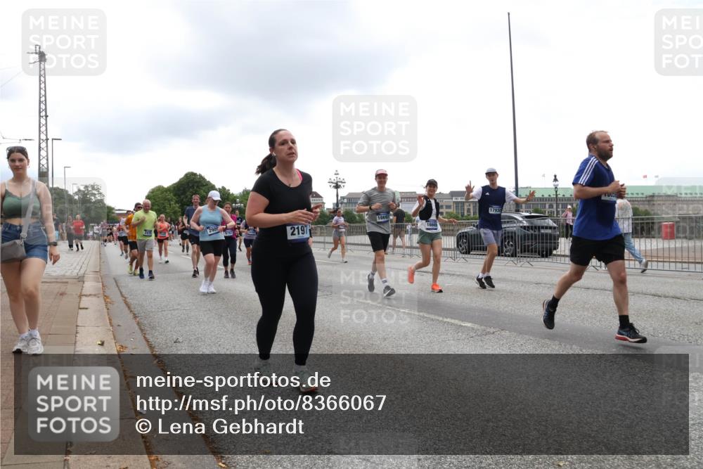 29.06.2025 - hella hamburg halbmarathon Lena Gebhardt http://msf.ph/oto/8366067 29.06.2025 10:48:35 Lombardsbrücke 17930, 16693, 247, 2197, 16669, 1142, 1157, 1167, 1584, 1645, 2037, 2195, 2418, 2437, 2438, 2475, 2627, 2650, 2716, 2756, 2792, 2909, 2958, 3224, 3320, 3504, 3661, 3679, 3933, 4588, 5010, 5585, 5781, 5952, 6143, 7203, 7532, 7947, 7948, 8461, 8521, 8719, 8760, 8948, 9552, 9775, 9787, 9921, 10059, 10145, 10204, 10366, 10524, 10654, 10656, 11364, 11365, 11742, 11781, 13814, 13845, 15715, 16498, 16499, 16701 meine-sportfotos.de