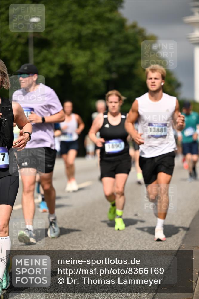 29.06.2025 - hella hamburg halbmarathon Dr. Thomas Lammeyer http://msf.ph/oto/8366169 29.06.2025 10:19:26 Kennedybrücke 1890, 2110, 2494, 2720, 2989, 3417, 4007, 4466, 4492, 4494, 5069, 5271, 5739, 5986, 6248, 6287, 6376, 6576, 7452, 7809, 7810, 8237, 8609, 9113, 9423, 9556, 9657, 9847, 9997, 10775, 10963 meine-sportfotos.de