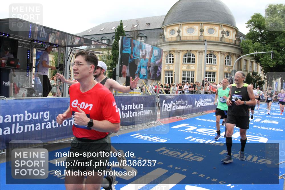 29.06.2025 - hella hamburg halbmarathon Michael Strokosch http://msf.ph/oto/8366257 29.06.2025 10:57:07 Ziel 1485, 4261, 4299, 8669, 11143, 11212, 11638, 13691, 14408, 14588, 16470, 16909, 17617, 18208, 18719, 19091 meine-sportfotos.de