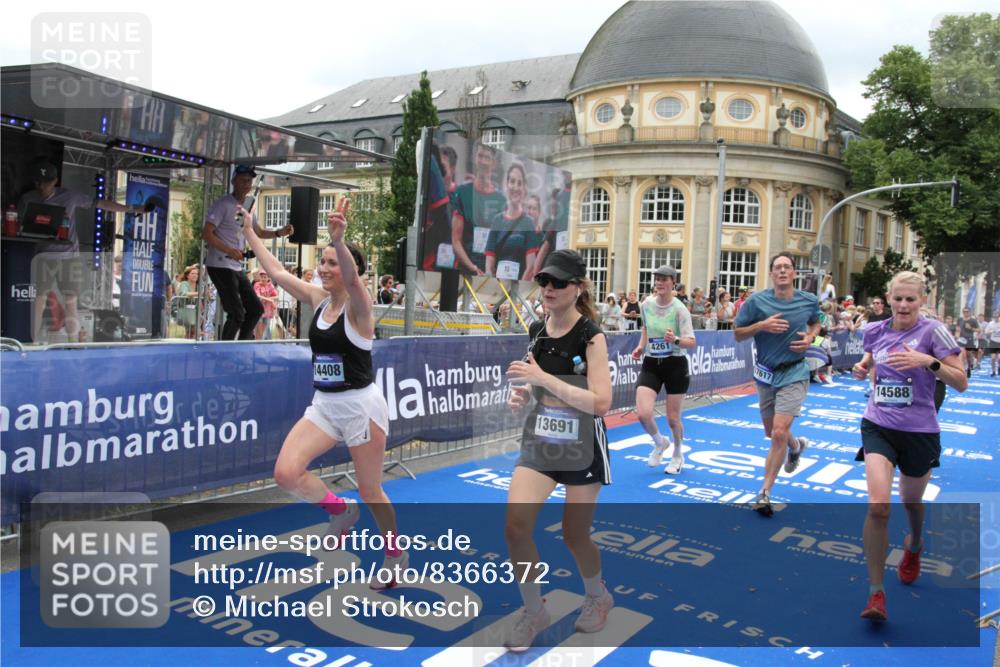 29.06.2025 - hella hamburg halbmarathon Michael Strokosch http://msf.ph/oto/8366372 29.06.2025 10:57:11 Ziel 1387, 4167, 4261, 9884, 11143, 11612, 13691, 14139, 14408, 14588, 15726, 16909, 17617, 18208 meine-sportfotos.de