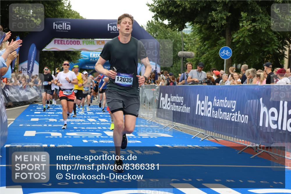29.06.2025 - hella hamburg halbmarathon Strokosch-Dieckow http://msf.ph/oto/8366381 29.06.2025 10:50:23 Ziel 3414, 4127, 4247, 4933, 5447, 6795, 8153, 8899, 11455, 12035, 12624, 12949, 13609, 13690, 14034, 14626, 16000, 16242, 17319, 18394, 18499 meine-sportfotos.de