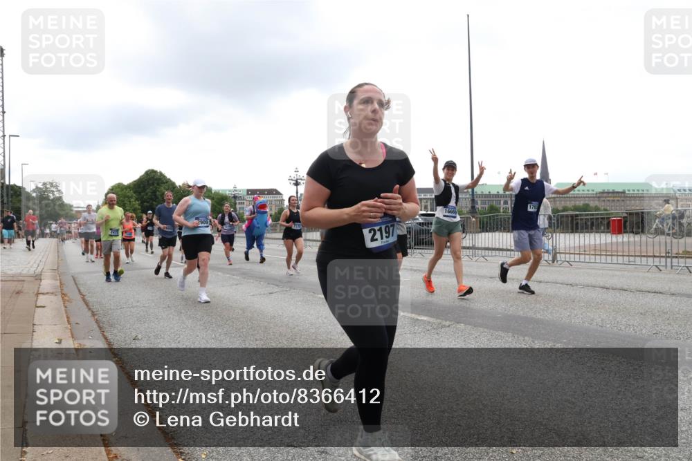 29.06.2025 - hella hamburg halbmarathon Lena Gebhardt http://msf.ph/oto/8366412 29.06.2025 10:48:36 Lombardsbrücke 2475, 909, 7532, 2197, 16669, 1793, 1142, 1157, 1167, 1584, 1645, 2037, 2195, 2418, 2437, 2438, 2475, 2627, 2650, 2716, 2756, 2792, 2909, 2958, 3224, 3320, 3504, 3661, 3679, 3933, 4588, 5010, 5585, 5781, 5952, 6143, 7062, 7203, 7532, 7947, 7948, 8461, 8521, 8719, 8760, 8948, 9552, 9775, 9787, 9921, 10059, 10145, 10204, 10366, 10524, 10654, 10656, 11364, 11365, 11742, 13814, 13845, 15715, 16498, 16499, 16701 meine-sportfotos.de