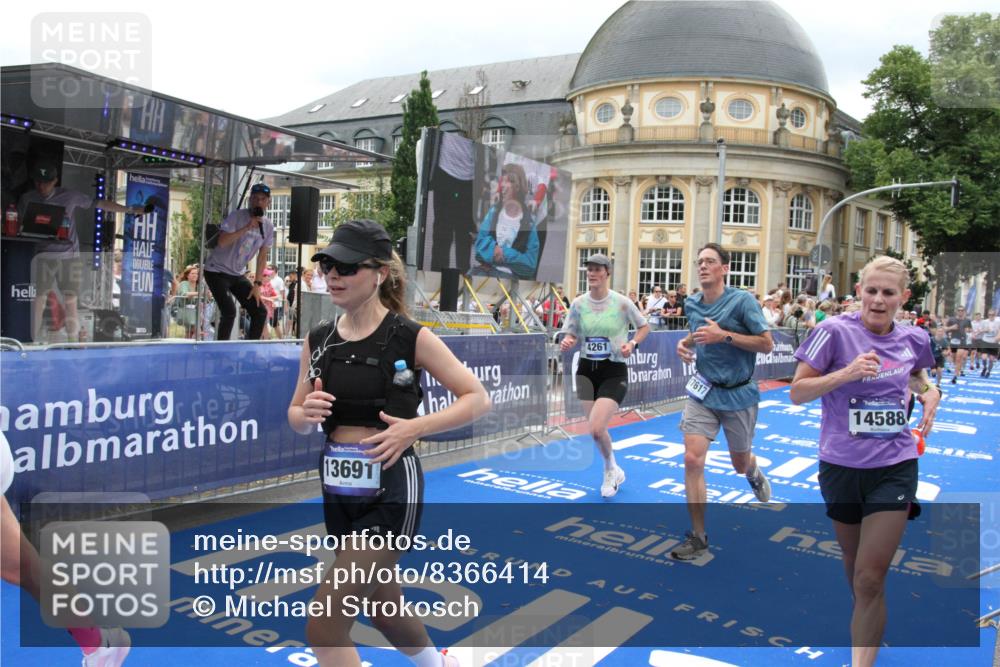 29.06.2025 - hella hamburg halbmarathon Michael Strokosch http://msf.ph/oto/8366414 29.06.2025 10:57:11 Ziel 1387, 4167, 4261, 9884, 11143, 11612, 13691, 14139, 14408, 14588, 15726, 16909, 17617, 18208 meine-sportfotos.de