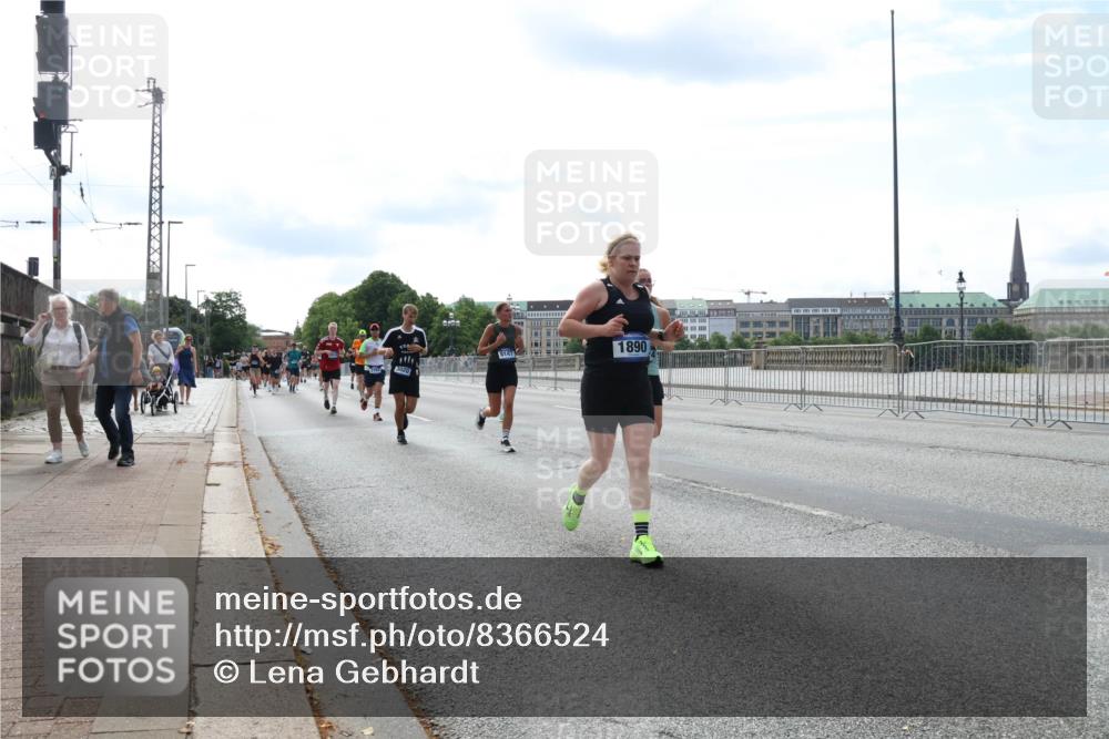29.06.2025 - hella hamburg halbmarathon Lena Gebhardt http://msf.ph/oto/8366524 29.06.2025 10:14:33 Lombardsbrücke 3020, 8147, 1890, 1406, 1728, 1890, 2046, 2494, 2990, 3020, 3154, 3454, 3691, 3756, 3834, 3939, 4032, 5191, 5670, 5981, 6028, 6083, 6089, 6287, 6366, 6935, 7195, 7209, 7442, 7802, 7840, 7991, 8001, 8055, 8057, 8147, 8409, 8755, 8892, 9173, 9556, 9663, 9709, 9845, 9886, 10224, 10391, 10610, 12467, 12938, 13237, 13285, 13788, 14488, 15840, 16126 meine-sportfotos.de