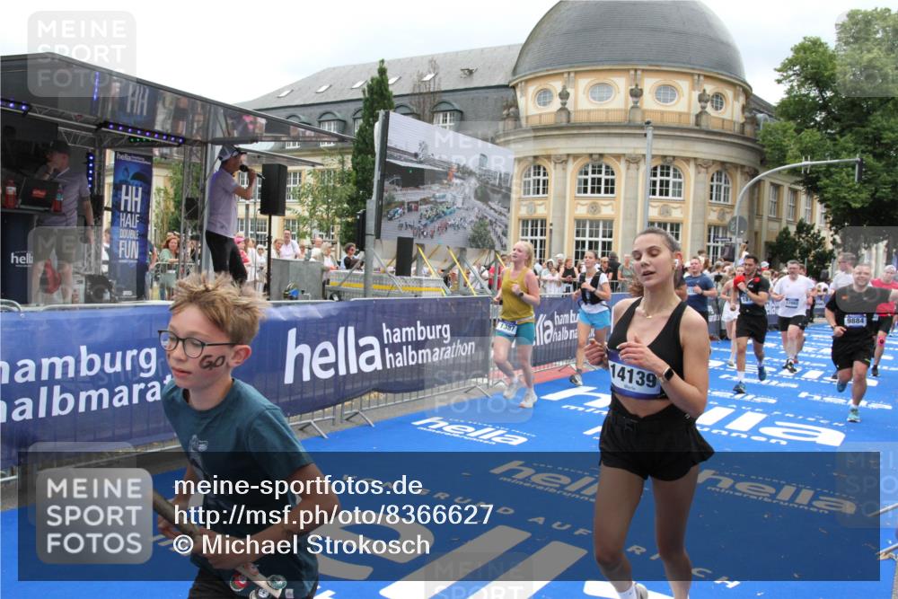 29.06.2025 - hella hamburg halbmarathon Michael Strokosch http://msf.ph/oto/8366627 29.06.2025 10:57:16 Ziel 1387, 1877, 2676, 4167, 4940, 8585, 9577, 9884, 10383, 11590, 11612, 13750, 14139, 15110, 15229, 15664, 15726, 17660, 17848, 17993, 19184 meine-sportfotos.de
