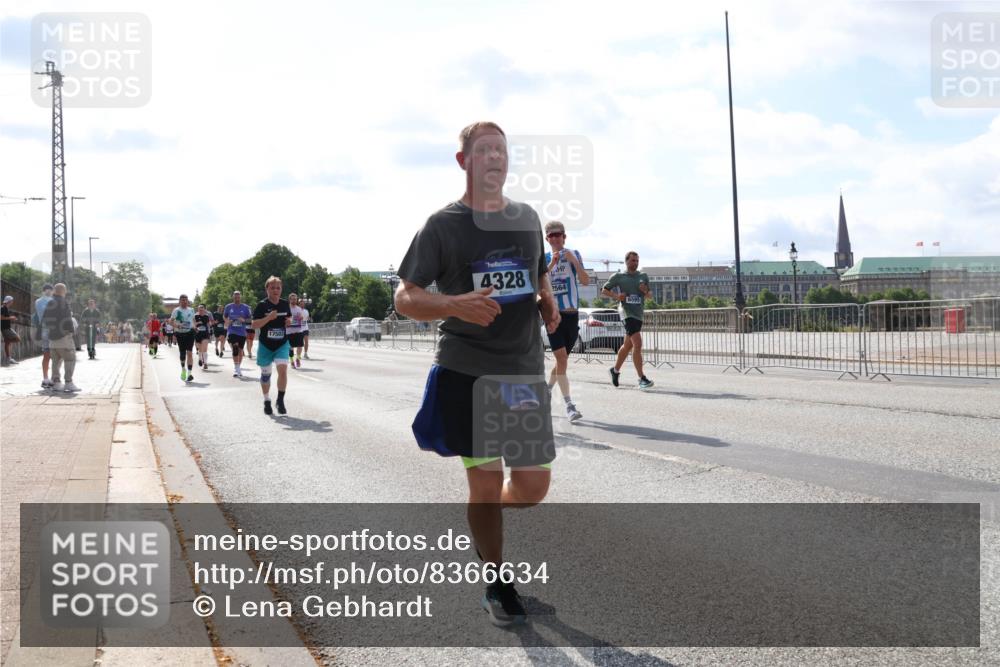 29.06.2025 - hella hamburg halbmarathon Lena Gebhardt http://msf.ph/oto/8366634 29.06.2025 10:01:56 Lombardsbrücke 17503, 4328, 2564, 6595, 1184, 1329, 1364, 1432, 1453, 1464, 1653, 1722, 1724, 1729, 1881, 1940, 2167, 2591, 2806, 2957, 3039, 3169, 3199, 4286, 4322, 4328, 4663, 4985, 5547, 5570, 5602, 5603, 5742, 6166, 6281, 6302, 6322, 6327, 6438, 6595, 6921, 7031, 7189, 7223, 7243, 8392, 8578, 8822, 8926, 9230, 9741, 9928, 10177, 10281, 10301, 10882, 10915, 11043, 11938, 12315, 12316, 12491, 14471, 14660, 14677, 16420 meine-sportfotos.de