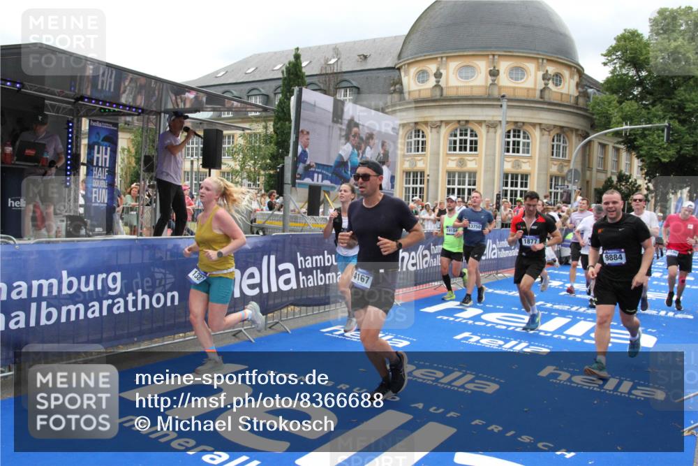 29.06.2025 - hella hamburg halbmarathon Michael Strokosch http://msf.ph/oto/8366688 29.06.2025 10:57:17 Ziel 1387, 1877, 2417, 2676, 4167, 4940, 8585, 9577, 9884, 9934, 10383, 11590, 11612, 13750, 14139, 15110, 15229, 15664, 15726, 17660, 17779, 17848, 17993, 19184 meine-sportfotos.de