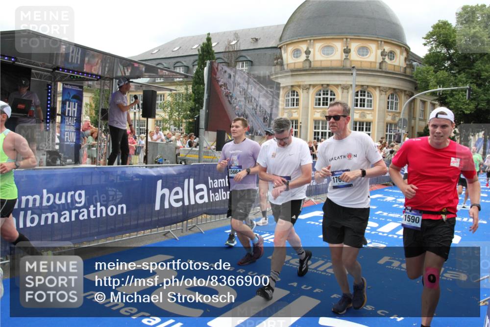 29.06.2025 - hella hamburg halbmarathon Michael Strokosch http://msf.ph/oto/8366900 29.06.2025 10:57:19 Ziel 1387, 1877, 2417, 2676, 4167, 4940, 8585, 9450, 9577, 9884, 9934, 10383, 11590, 11612, 12014, 12590, 13750, 15110, 15229, 15664, 16625, 17660, 17779, 17848, 17993, 19184 meine-sportfotos.de