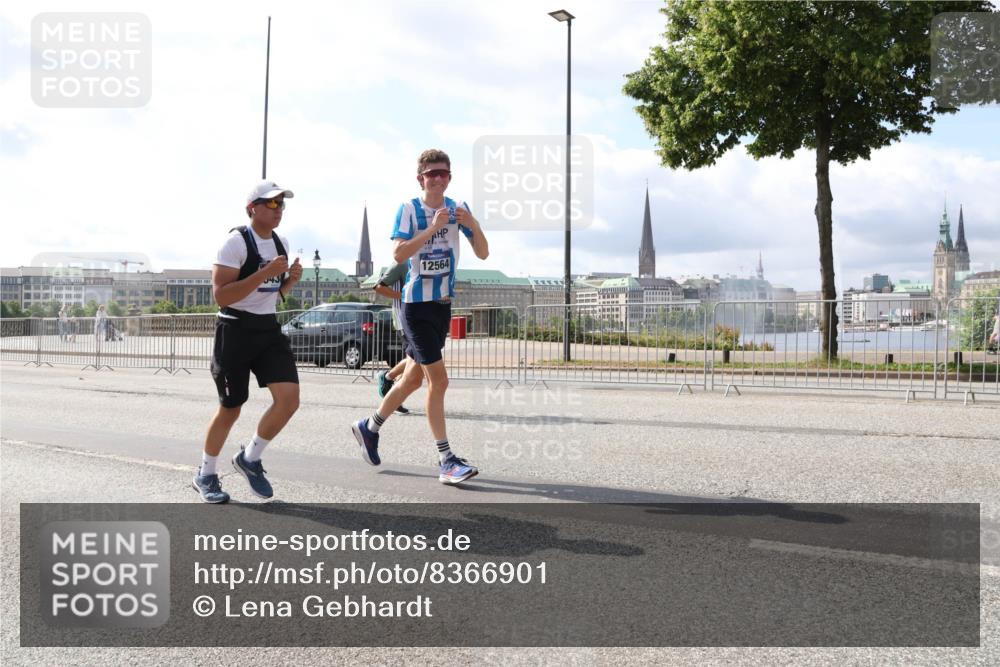 29.06.2025 - hella hamburg halbmarathon Lena Gebhardt http://msf.ph/oto/8366901 29.06.2025 10:01:57 Lombardsbrücke 12564, 1184, 1329, 1364, 1432, 1453, 1464, 1653, 1722, 1724, 1729, 1881, 1940, 2167, 2591, 2806, 2957, 3039, 3169, 3199, 4286, 4322, 4328, 4663, 4985, 5547, 5570, 5602, 5603, 5742, 6166, 6281, 6302, 6322, 6327, 6438, 6595, 6921, 7031, 7189, 7223, 7243, 8392, 8578, 8822, 8926, 9156, 9230, 9353, 9741, 9928, 10177, 10281, 10301, 10882, 10915, 11043, 11554, 11938, 12315, 12316, 12491, 14471, 14660, 14677, 16420 meine-sportfotos.de