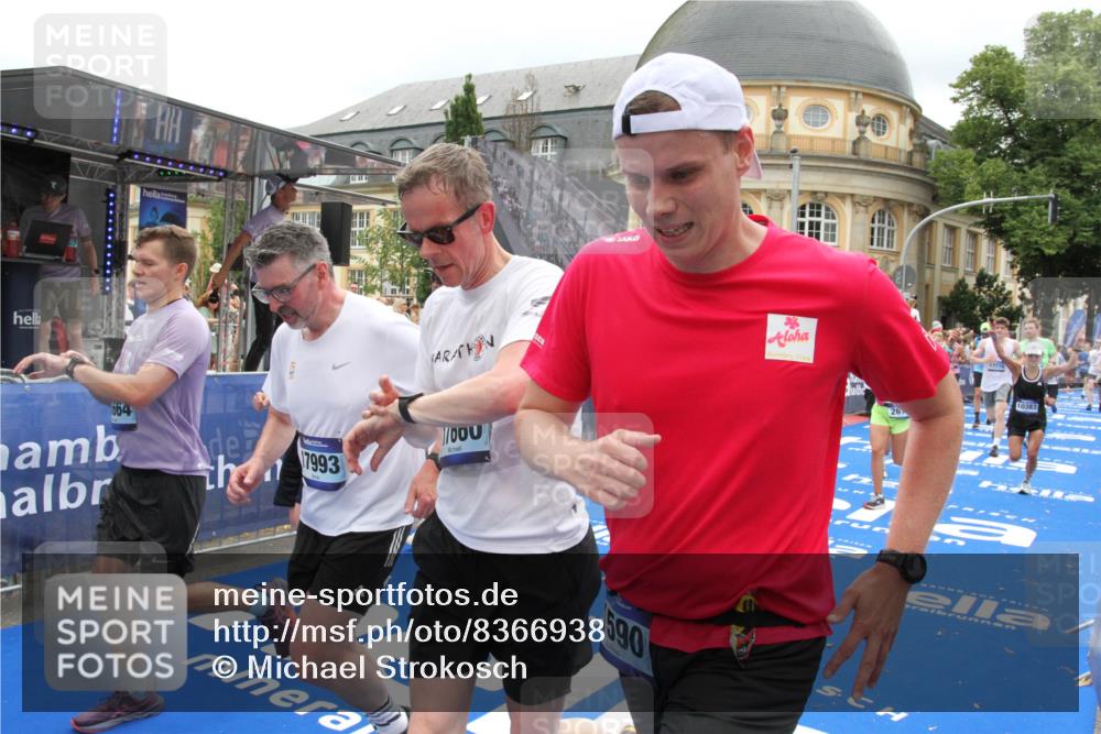 29.06.2025 - hella hamburg halbmarathon Michael Strokosch http://msf.ph/oto/8366938 29.06.2025 10:57:20 Ziel 1387, 1877, 2417, 2676, 4167, 4940, 8585, 9450, 9577, 9884, 9934, 10383, 11590, 11612, 12014, 12590, 13664, 13750, 15110, 15229, 15664, 16625, 17660, 17779, 17848, 17993, 19184 meine-sportfotos.de