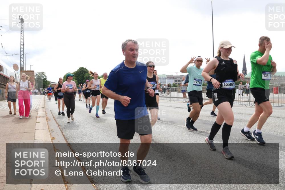 29.06.2025 - hella hamburg halbmarathon Lena Gebhardt http://msf.ph/oto/8367024 29.06.2025 10:39:31 Lombardsbrücke 3353, 11201, 7524, 275, 01, 17744, 13461, 13519, 1760, 1856, 1883, 2092, 2571, 2574, 2578, 2843, 2893, 2976, 2998, 3046, 3275, 3353, 3727, 4298, 4410, 4523, 4603, 4609, 4659, 4752, 4855, 4882, 5045, 5701, 6112, 6321, 6342, 6343, 6427, 6428, 6611, 6719, 6726, 6739, 6748, 7053, 7125, 7199, 7341, 7429, 7501, 7506, 7524, 7589, 7684, 7815, 8203, 8243, 8457, 8995, 9393, 9420, 9446, 9569, 9698, 9747, 9777, 9974, 9977, 10001, 10315, 10441, 10512, 10516 meine-sportfotos.de