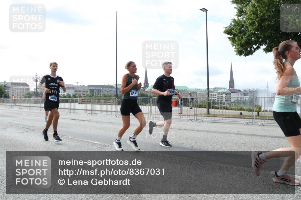 29.06.2025 - hella hamburg halbmarathon Lena Gebhardt http://msf.ph/oto/8367031 29.06.2025 10:14:35 Lombardsbrücke 3020, 8147, 990, 1071, 1406, 1728, 2046, 2494, 2601, 2690, 2990, 3020, 3025, 3154, 3454, 3691, 3756, 3834, 3939, 4032, 5191, 5608, 5670, 5981, 6028, 6083, 6089, 6366, 6935, 7195, 7209, 7442, 7802, 7840, 7991, 8001, 8055, 8057, 8147, 8409, 8755, 8892, 9173, 9556, 9663, 9709, 9845, 10224, 10391, 10610, 10963, 12467, 12938, 13237, 13285, 14488, 16126 meine-sportfotos.de