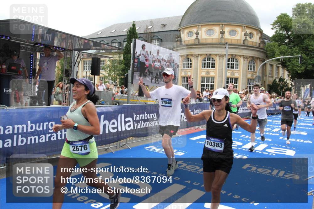 29.06.2025 - hella hamburg halbmarathon Michael Strokosch http://msf.ph/oto/8367094 29.06.2025 10:57:22 Ziel 2417, 2676, 4940, 5926, 6272, 8585, 9450, 9577, 9934, 10383, 11590, 12014, 12590, 13664, 15229, 15664, 16625, 17660, 17779, 17848, 17993 meine-sportfotos.de