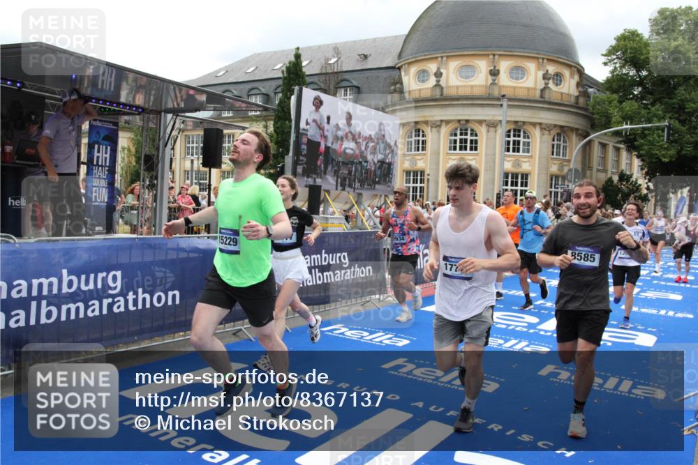 29.06.2025 - hella hamburg halbmarathon Michael Strokosch http://msf.ph/oto/8367137 29.06.2025 10:57:23 Ziel 2417, 2676, 5926, 6272, 8585, 9450, 9577, 9934, 10383, 11590, 12014, 12590, 13664, 15229, 16625, 16830, 17160, 17779, 17848 meine-sportfotos.de