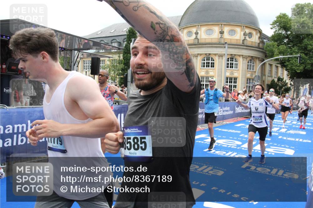 29.06.2025 - hella hamburg halbmarathon Michael Strokosch http://msf.ph/oto/8367189 29.06.2025 10:57:24 Ziel 2417, 2676, 5926, 6272, 8585, 9450, 9727, 9934, 10383, 12014, 12590, 13664, 15229, 16625, 16830, 17160, 17779, 17848 meine-sportfotos.de