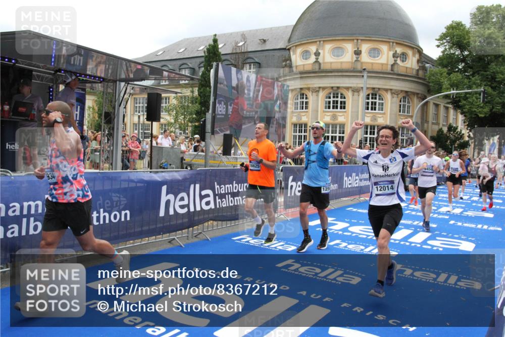 29.06.2025 - hella hamburg halbmarathon Michael Strokosch http://msf.ph/oto/8367212 29.06.2025 10:57:24 Ziel 2417, 2676, 5926, 6272, 8585, 9450, 9727, 9934, 10383, 12014, 12590, 13664, 15229, 16625, 16830, 17160, 17779, 17848 meine-sportfotos.de