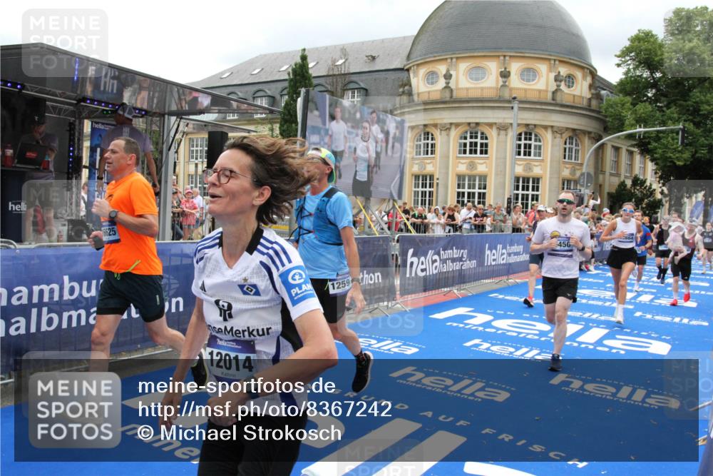 29.06.2025 - hella hamburg halbmarathon Michael Strokosch http://msf.ph/oto/8367242 29.06.2025 10:57:25 Ziel 2417, 5926, 6272, 8585, 9450, 9727, 9934, 12014, 12590, 13394, 13664, 15229, 16625, 16830, 17160, 17779, 17828 meine-sportfotos.de