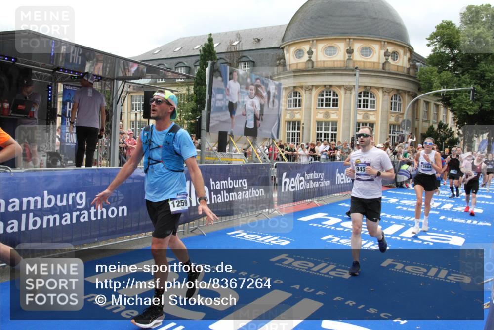 29.06.2025 - hella hamburg halbmarathon Michael Strokosch http://msf.ph/oto/8367264 29.06.2025 10:57:25 Ziel 2417, 5926, 6272, 8585, 9450, 9727, 9934, 12014, 12590, 13394, 13664, 15229, 16625, 16830, 17160, 17779, 17828 meine-sportfotos.de
