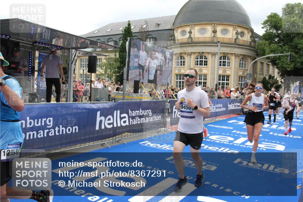 29.06.2025 - hella hamburg halbmarathon Michael Strokosch http://msf.ph/oto/8367291 29.06.2025 10:57:26 Ziel 2417, 5926, 6272, 6281, 6302, 9450, 9727, 9934, 12014, 12590, 13394, 13664, 15695, 16625, 16830, 17160, 17779, 17828 meine-sportfotos.de