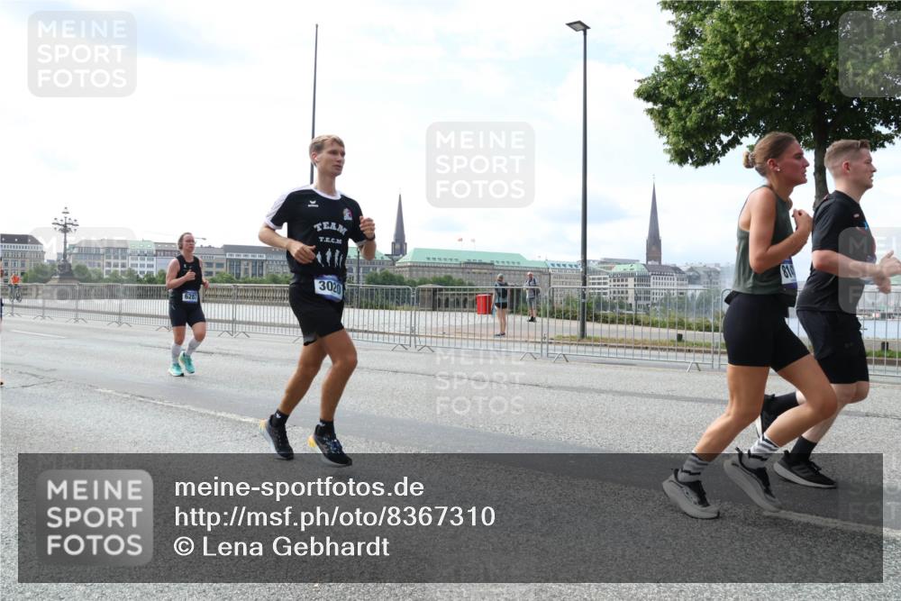 29.06.2025 - hella hamburg halbmarathon Lena Gebhardt http://msf.ph/oto/8367310 29.06.2025 10:14:35 Lombardsbrücke 6287, 3020, 1071, 1406, 1728, 2046, 2494, 2601, 2690, 2990, 3020, 3025, 3154, 3454, 3691, 3756, 3834, 3939, 4032, 5191, 5608, 5670, 5981, 6028, 6083, 6089, 6366, 6935, 7195, 7209, 7442, 7802, 7840, 7991, 8001, 8055, 8057, 8147, 8409, 8755, 8892, 9173, 9556, 9663, 9709, 9845, 10224, 10391, 10610, 10963, 12467, 12938, 13237, 13285, 14488, 16126 meine-sportfotos.de