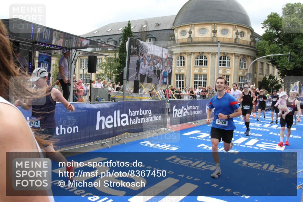29.06.2025 - hella hamburg halbmarathon Michael Strokosch http://msf.ph/oto/8367450 29.06.2025 10:57:28 Ziel 3435, 5926, 6272, 6281, 6302, 8393, 9450, 9727, 12144, 12590, 13394, 13664, 15695, 16093, 16830, 17160, 17758, 17828 meine-sportfotos.de