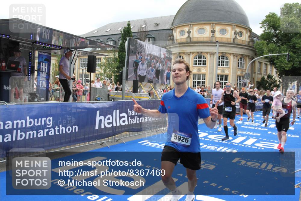29.06.2025 - hella hamburg halbmarathon Michael Strokosch http://msf.ph/oto/8367469 29.06.2025 10:57:28 Ziel 3435, 5926, 6272, 6281, 6302, 8393, 9450, 9727, 12144, 12590, 13394, 13664, 15695, 16093, 16830, 17160, 17758, 17828 meine-sportfotos.de