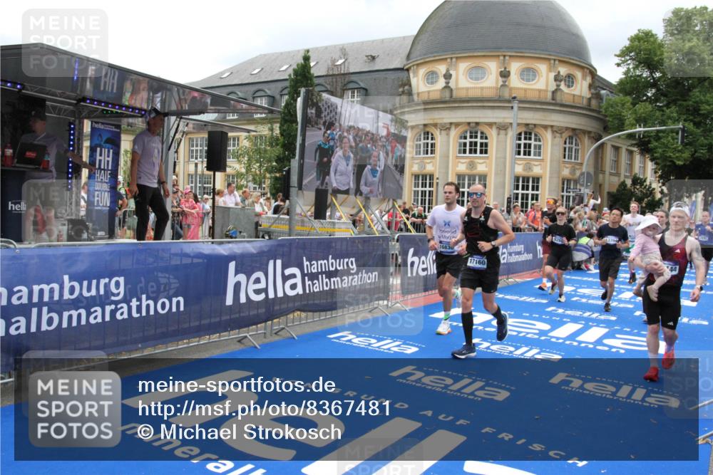 29.06.2025 - hella hamburg halbmarathon Michael Strokosch http://msf.ph/oto/8367481 29.06.2025 10:57:29 Ziel 3435, 5926, 6272, 6281, 6302, 8393, 9727, 12144, 13394, 13664, 15695, 16093, 16830, 17160, 17758, 17828 meine-sportfotos.de