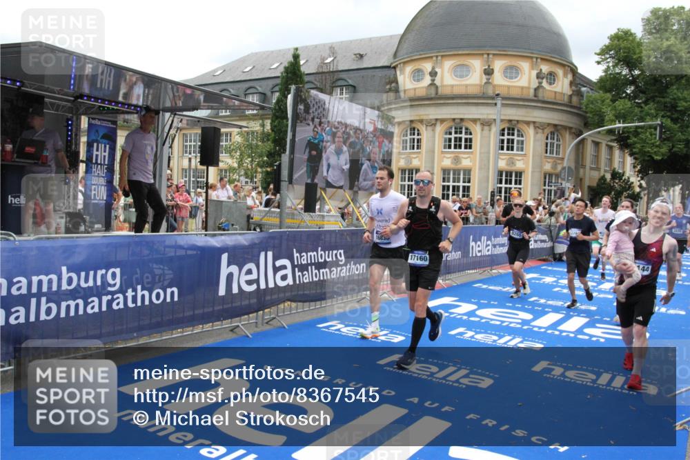 29.06.2025 - hella hamburg halbmarathon Michael Strokosch http://msf.ph/oto/8367545 29.06.2025 10:57:29 Ziel 3435, 5926, 6272, 6281, 6302, 8393, 9727, 12144, 13394, 13664, 15695, 16093, 16830, 17160, 17758, 17828 meine-sportfotos.de