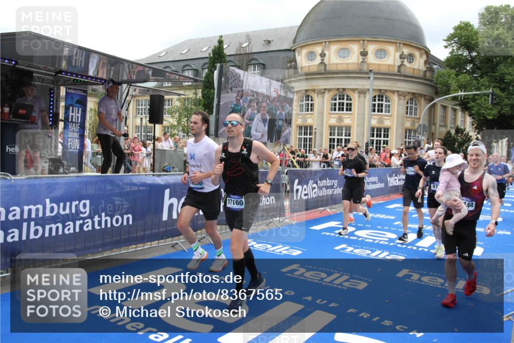 29.06.2025 - hella hamburg halbmarathon Michael Strokosch http://msf.ph/oto/8367565 29.06.2025 10:57:30 Ziel 3435, 5926, 6272, 6281, 6302, 8393, 9727, 12144, 13245, 13394, 15695, 16093, 16830, 17160, 17758, 17828 meine-sportfotos.de