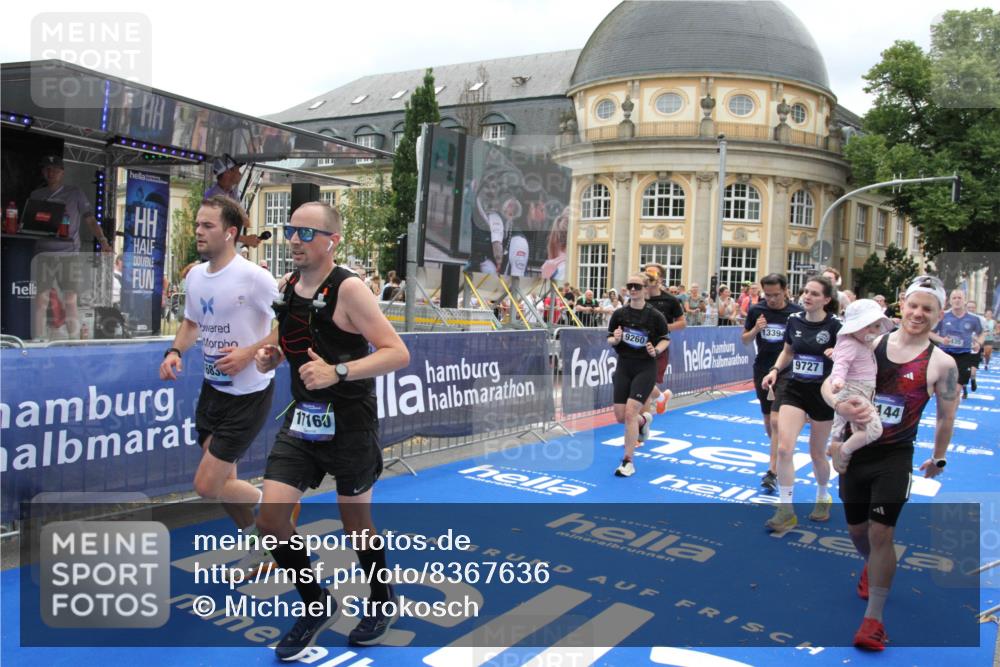 29.06.2025 - hella hamburg halbmarathon Michael Strokosch http://msf.ph/oto/8367636 29.06.2025 10:57:30 Ziel 3435, 5926, 6272, 6281, 6302, 8393, 9727, 12144, 13245, 13394, 15695, 16093, 16830, 17160, 17758, 17828 meine-sportfotos.de