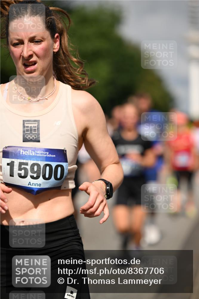 29.06.2025 - hella hamburg halbmarathon Dr. Thomas Lammeyer http://msf.ph/oto/8367706 29.06.2025 09:57:07 Kennedybrücke 1391, 1558, 1759, 2234, 2365, 2402, 2623, 2890, 3004, 3146, 3186, 4091, 4310, 4553, 5022, 5624, 5692, 6071, 6081, 6203, 6282, 6375, 6460, 6575, 6903, 7147, 7322, 7448, 7450, 7480, 7734, 8063, 8819, 9126, 9303, 9305, 9544, 9633, 9794, 11094, 11283 meine-sportfotos.de