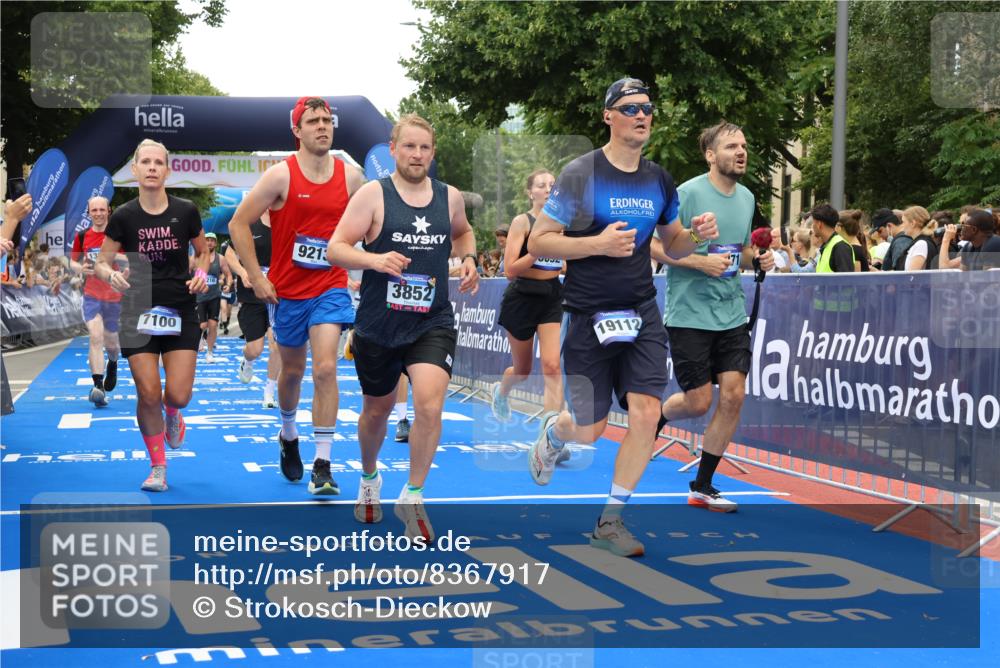 29.06.2025 - hella hamburg halbmarathon Strokosch-Dieckow http://msf.ph/oto/8367917 29.06.2025 10:49:59 Ziel 1216, 1321, 1507, 2020, 2540, 3562, 3692, 3852, 7100, 7657, 8454, 8455, 9031, 9213, 9303, 9491, 9965, 12203, 12271, 12527, 12733, 13225, 13758, 14257, 16403, 16716, 16732, 16887, 18228, 18657, 18658, 18884, 19112 meine-sportfotos.de