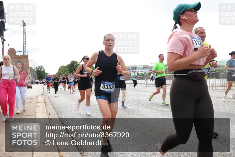 29.06.2025 - hella hamburg halbmarathon Lena Gebhardt http://msf.ph/oto/8367920 29.06.2025 10:39:34 Lombardsbrücke 10, 3353, 7524, 112, 1760, 1856, 1883, 2092, 2313, 2571, 2574, 2578, 2843, 2893, 2976, 2998, 3046, 3275, 3353, 3727, 4298, 4523, 4603, 4609, 4659, 4752, 4855, 4882, 5045, 5701, 6321, 6342, 6343, 6427, 6428, 6611, 6719, 6726, 6739, 6748, 7053, 7125, 7199, 7341, 7429, 7501, 7506, 7524, 7589, 7684, 7815, 8203, 8243, 8457, 8612, 8995, 9393, 9420, 9446, 9569, 9698, 9747, 9777, 10001, 10315, 10441, 10512, 10516 meine-sportfotos.de