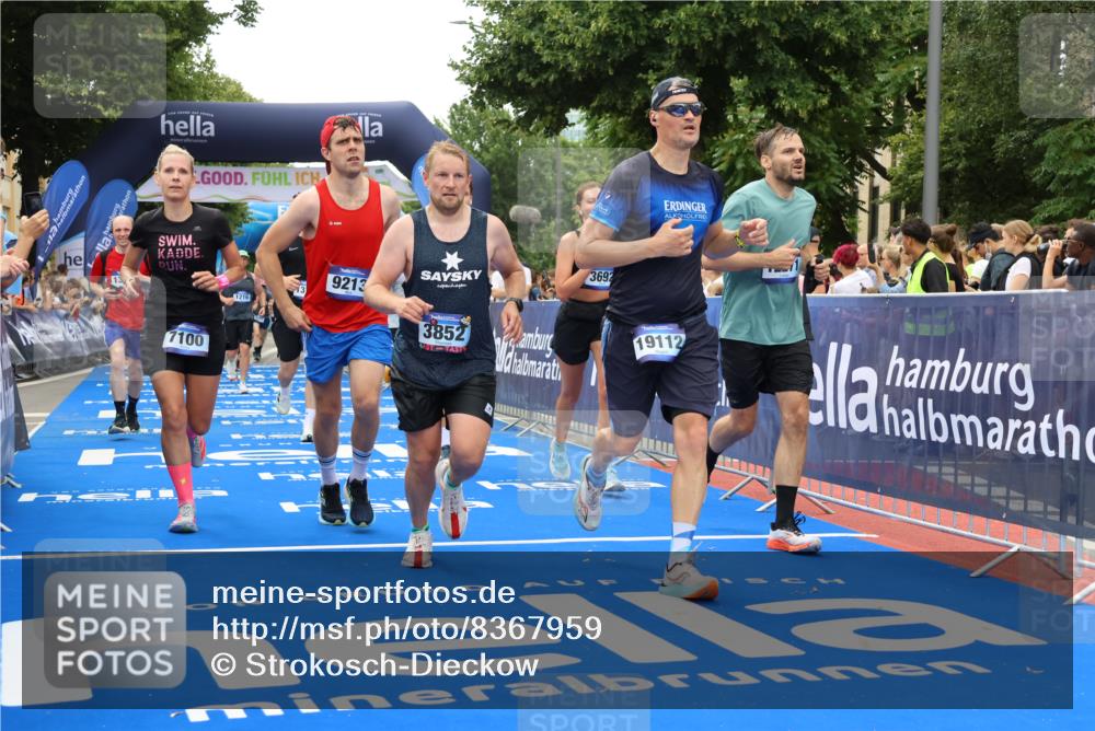 29.06.2025 - hella hamburg halbmarathon Strokosch-Dieckow http://msf.ph/oto/8367959 29.06.2025 10:49:59 Ziel 1216, 1321, 1507, 2020, 2540, 3562, 3692, 3852, 7100, 7657, 8454, 8455, 9031, 9213, 9303, 9491, 9965, 12203, 12271, 12527, 12733, 13225, 13758, 14257, 16403, 16716, 16732, 16887, 18228, 18657, 18658, 18884, 19112 meine-sportfotos.de