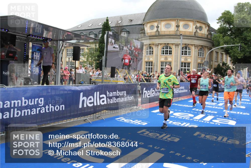 29.06.2025 - hella hamburg halbmarathon Michael Strokosch http://msf.ph/oto/8368044 29.06.2025 10:57:36 Ziel 1239, 2236, 2652, 3435, 4502, 5015, 5134, 5457, 5458, 5728, 8393, 12144, 13245, 14571, 14951, 16093, 17758, 17769 meine-sportfotos.de