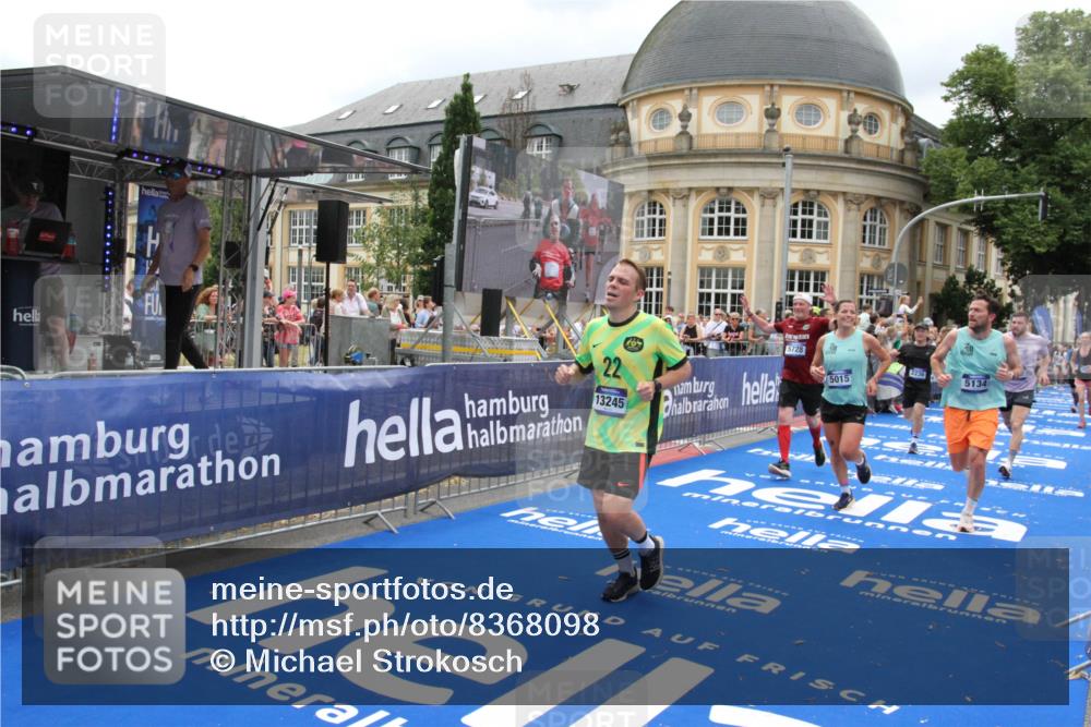 29.06.2025 - hella hamburg halbmarathon Michael Strokosch http://msf.ph/oto/8368098 29.06.2025 10:57:36 Ziel 1239, 2236, 2652, 3435, 4502, 5015, 5134, 5457, 5458, 5728, 8393, 12144, 13245, 14571, 14951, 16093, 17758, 17769 meine-sportfotos.de