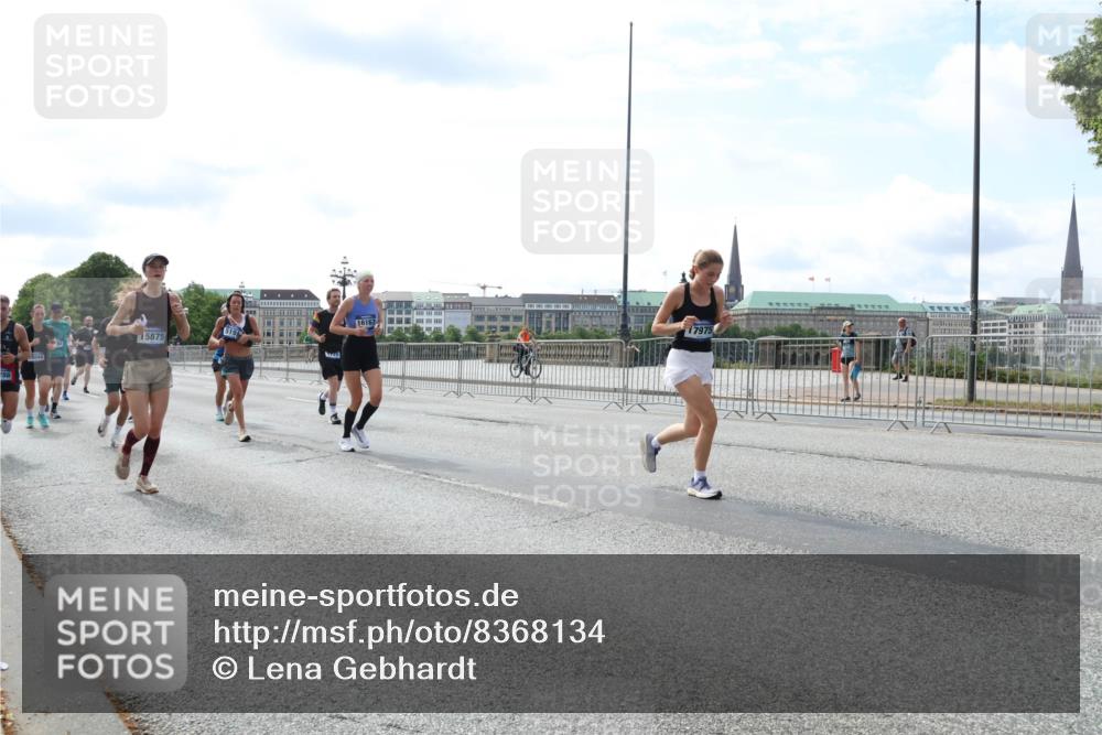 29.06.2025 - hella hamburg halbmarathon Lena Gebhardt http://msf.ph/oto/8368134 29.06.2025 10:14:40 Lombardsbrücke 288, 15875, 519, 16167, 17975, 1071, 1406, 1728, 2046, 2494, 2601, 2690, 2990, 3020, 3025, 3154, 3454, 3691, 3756, 3834, 3939, 5191, 5608, 5670, 5981, 6028, 6083, 6089, 6366, 6935, 7195, 7209, 7439, 7442, 7802, 7840, 7991, 8001, 8055, 8147, 8239, 8409, 8522, 8755, 8854, 8892, 9173, 9556, 9663, 9709, 9845, 10224, 10391, 10610, 10963, 12467, 13237, 13285, 14488, 16126 meine-sportfotos.de