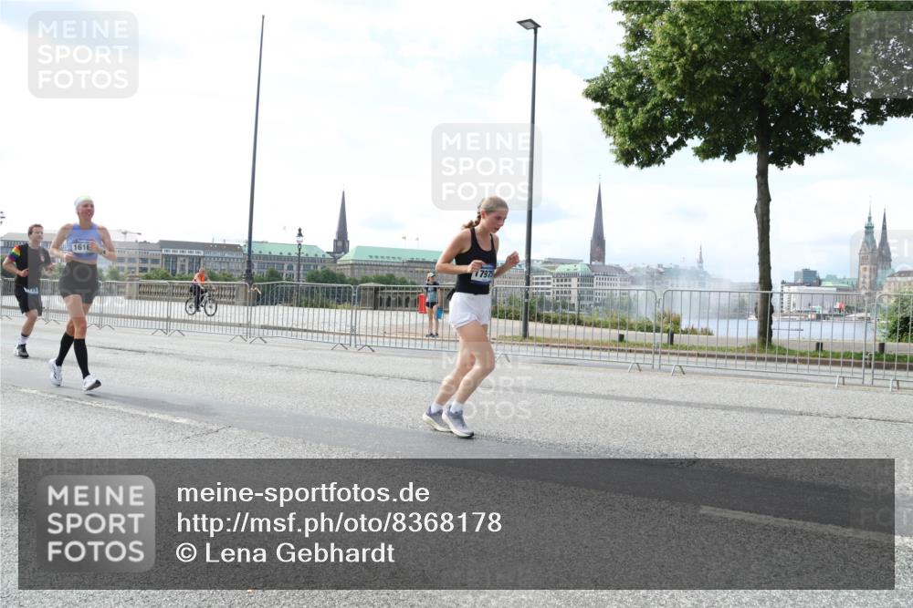 29.06.2025 - hella hamburg halbmarathon Lena Gebhardt http://msf.ph/oto/8368178 29.06.2025 10:14:41 Lombardsbrücke 1616, 7975, 1071, 1406, 1728, 2046, 2494, 2601, 2690, 2990, 3020, 3025, 3154, 3454, 3691, 3756, 3834, 3939, 5191, 5608, 5670, 5981, 6028, 6083, 6089, 6366, 6935, 7195, 7209, 7439, 7442, 7802, 7840, 7991, 8001, 8055, 8147, 8239, 8409, 8522, 8563, 8755, 8854, 8892, 9173, 9556, 9663, 9709, 9845, 10224, 10391, 10610, 10717, 10963, 12467, 13237, 13285, 14488, 16126 meine-sportfotos.de