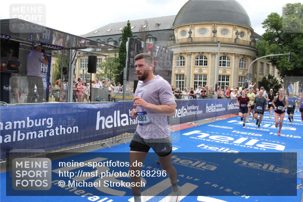 29.06.2025 - hella hamburg halbmarathon Michael Strokosch http://msf.ph/oto/8368296 29.06.2025 10:57:39 Ziel 1239, 2236, 2606, 2652, 4502, 5015, 5134, 5457, 5458, 5728, 13245, 14571, 14951, 15217, 15220, 17769, 17814, 18388 meine-sportfotos.de